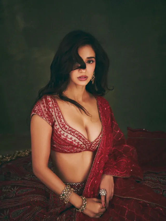 চোখের মেকআপে সফট স্মোকি এফেক্ট ব্যবহার করা হয়েছে।
