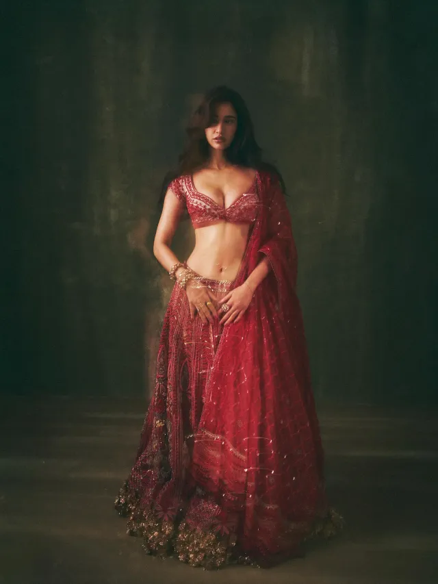 খোলা এবং ঢেউখেলানো চুল দিশার লুকে একটি স্বাভাবিক অথচ আকর্ষণীয় মুড তৈরি করেছে।