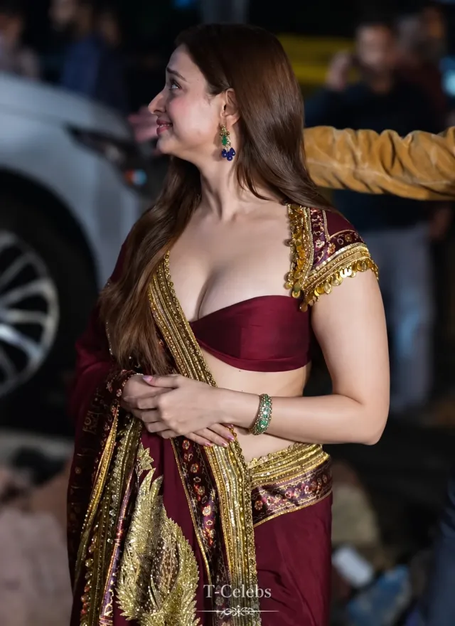 গলার অংশটি পরিপাটি রাখতে গয়নার ব্যবহার সীমিত রেখেছেন।