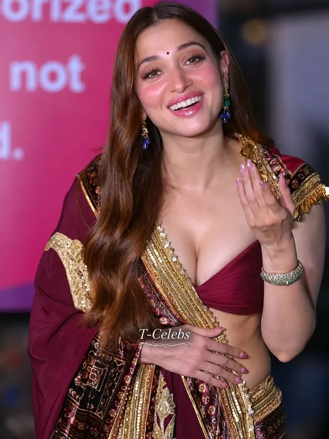 নীল রঙের স্টেটমেন্ট হিল তাঁর সাজকে করেছে আরও আধুনিক।