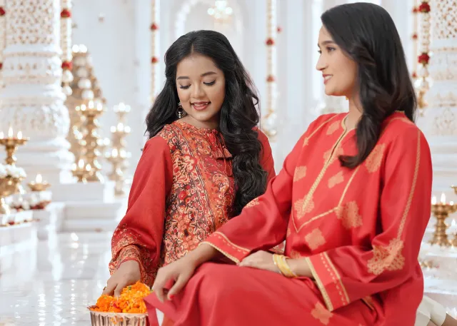 শান্ত রঙের প্যালেটে তৈরি একটি পোশাক।