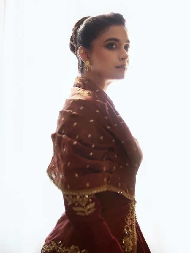 কেরালার ঐতিহ্যবাহী কাশু মালা ও গোল্ড ড্রপ ইয়াররিংসে কীর্তির সাজে যোগ হয়েছে আভিজাত্য।