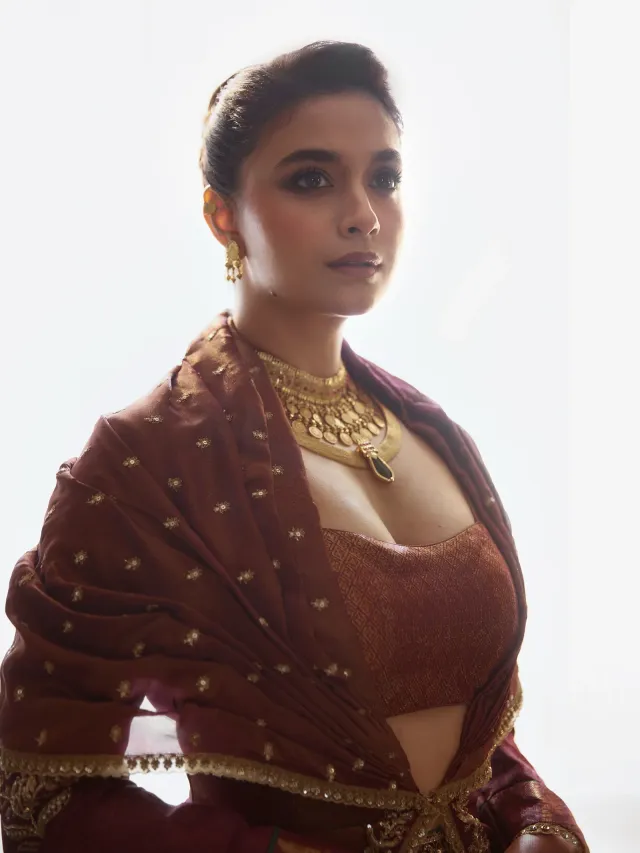 কীর্তি তাঁর সাজকে কাঞ্চীপুরম সিল্ক ও কাশু মালার মিশ্রণ বলে উল্লেখ করেছেন, যা তাঁর শিকড়ের প্রতিচ্ছবি।