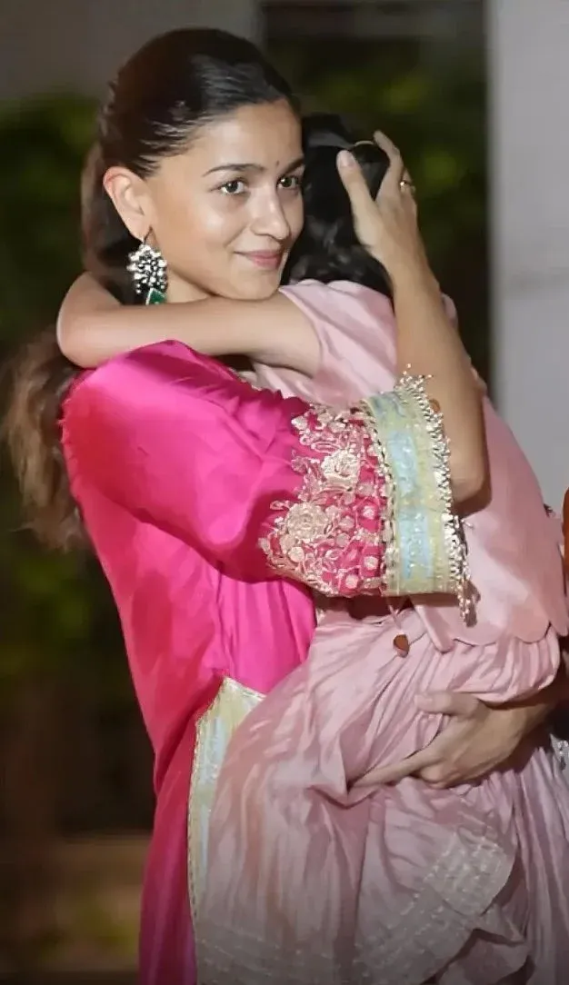 মা ও মেয়ে রাহা ও আলিয়া একই গোলাপি পোশাকে উৎসবে মেতেছেন, যা তাঁদের গভীর বন্ধন প্রকাশ করে।