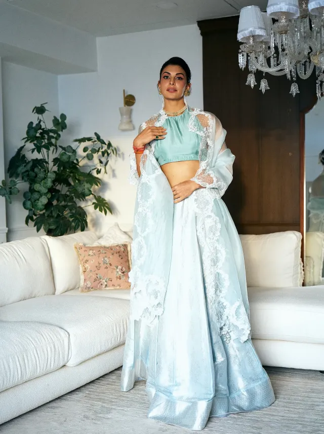 আইসি ব্লু লেহেঙ্গায় জ্যাকুলিন ফার্নান্দেজ।