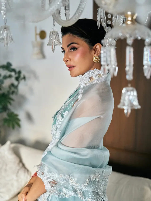 মুক্তোর সারিযুক্ত চোকার ও পান্না-সবুজ পাথরের আংটি।
