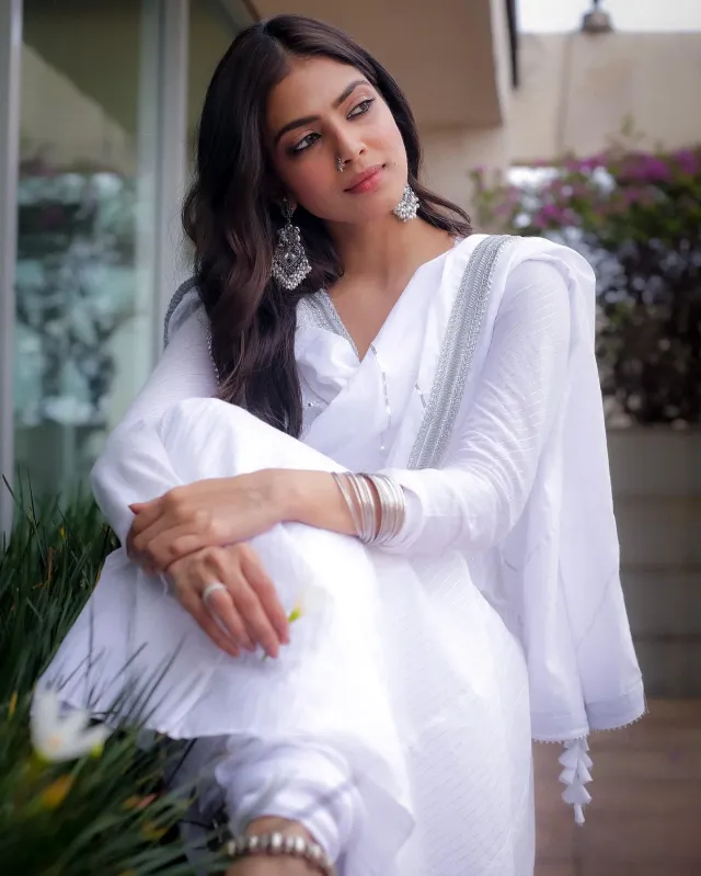 সাদা সালোয়ার কামিজ পরে মালবিকাও সমান সুন্দর।