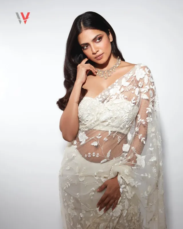 স্ট্র্যাপলেস সাদা ব্লাউজের সাথে শিয়ার শাড়িতে এই অভিনেত্রী।