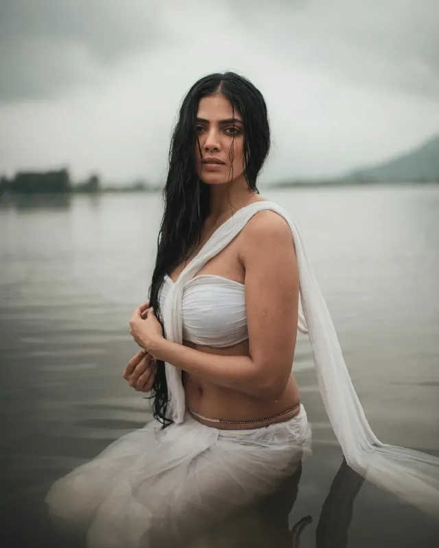 দক্ষিণী সাজে জলাশয়ের পাশে উত্তাপ ছড়াচ্ছেন মালবিকা।