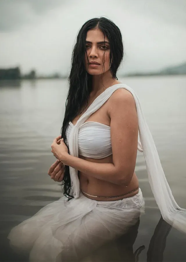 শ্বেতশুভ্র ১০ লুকে মালবিকা মোহাননের মোহনীয় সাজ