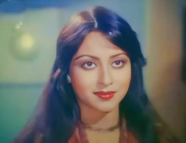 অঞ্জনা স্ট্রেট হেয়ার ও হালকা মেকওভারে গ্লসি লিপস্টিকে সেজেছেন।