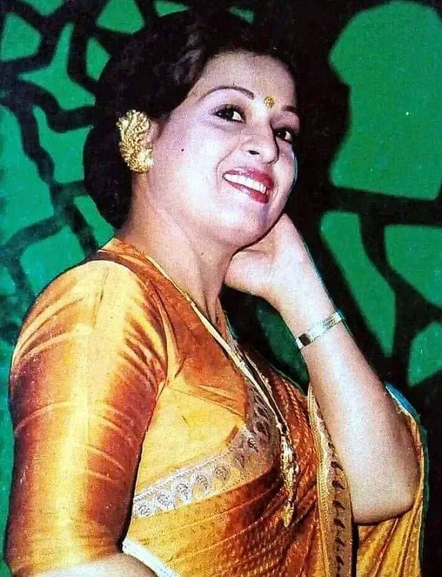 এই দৈর্ঘ্যের স্লিভসযুক্ত ব্লাউজটি 'শাবানা' হাতা নামে পরিচিত, যা শাবানার ন্যাচারাল লুকে গ্রেস এনেছে।