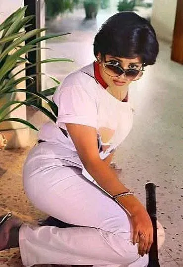 ববিতা এইটিজে প্রায়ই শর্ট হেয়ার ও শেডসে দেখা যেতেন, এখানে পরেছেন টপ ও ট্রাউজার্স।