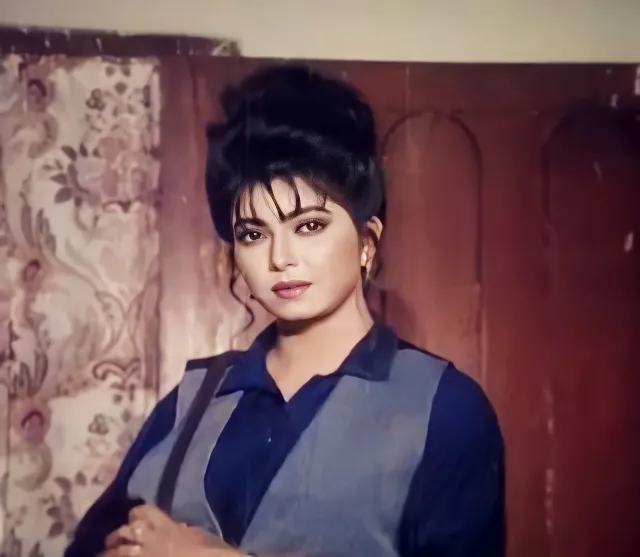 দিতি পরেছেন ভেস্ট ও শার্ট, সঙ্গে আপডু করা চুল ও কিছু ছাড়া স্ট্র্যান্ডস।