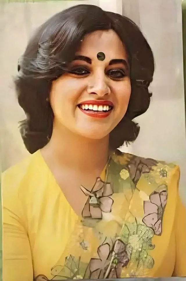 ববিতার সিগনেচার লেয়ার্ড বব, ইউ নেক ব্লাউজ, হলুদ শাড়ি ও বড় কালো টিপে মুগ্ধ করা লুক।