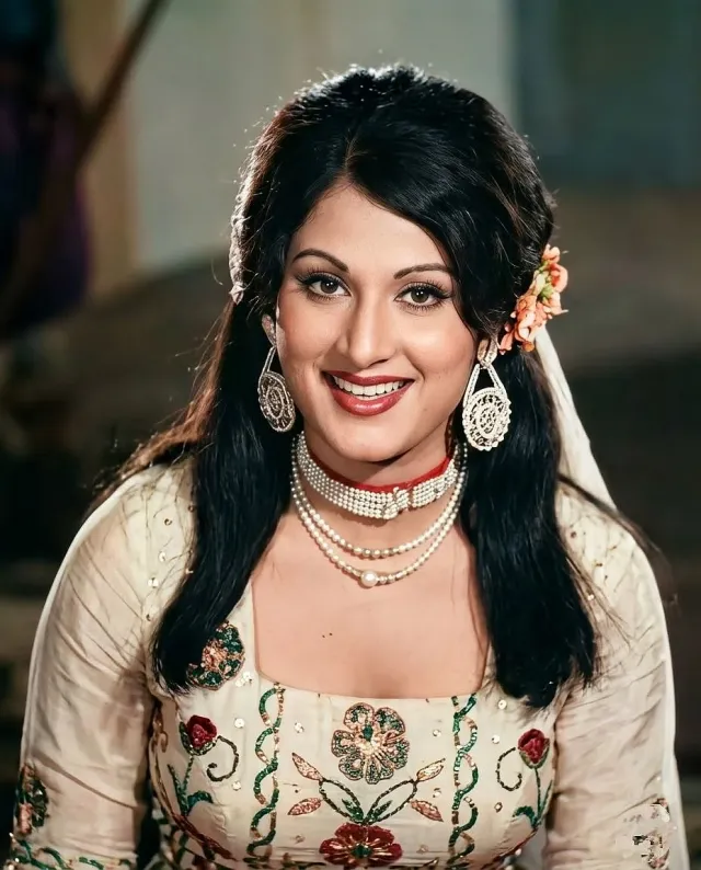 অলিভিয়া পরেছেন এথনিকওয়্যার ও ফো পার্লের ফ্যাশন জুয়েলারি, যা তার এইটিজ ডিভা লুক ফুটিয়ে তুলেছে।