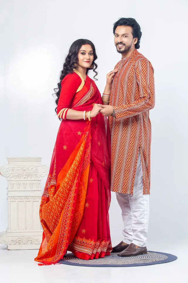 নেপালি কাঠখোদাইয়ের নকশায় সেজেছে রঙ বাংলাদেশের শারদীয় পোশাক।