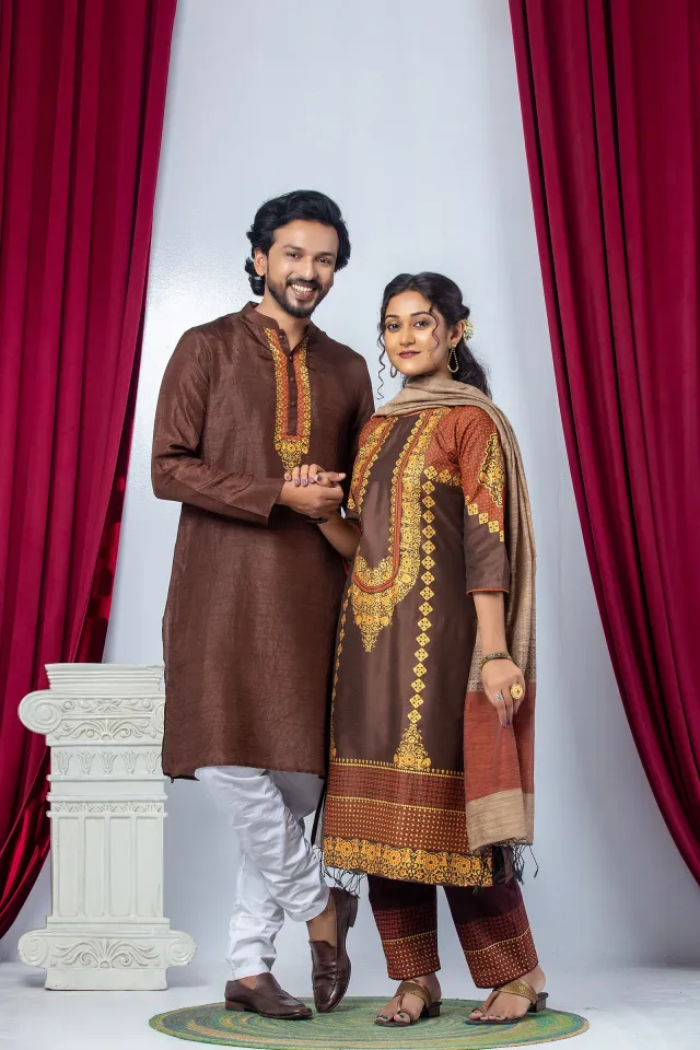 জয় সিল্কে স্ক্রিন প্রিন্ট, হ্যান্ডওয়ার্ক ও এমব্রয়ডারির মনোমুগ্ধকর কাজ।