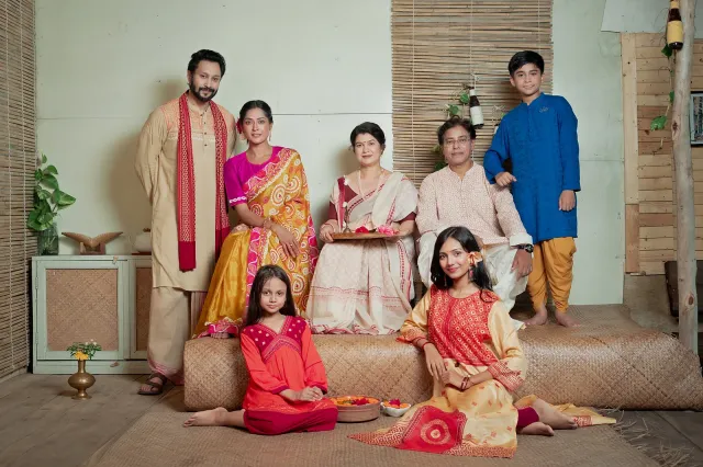 ঐতিহ্যবাহী কাঠখোদাইয়ের সূক্ষ্ম কারুকাজ এবার পোশাকে।