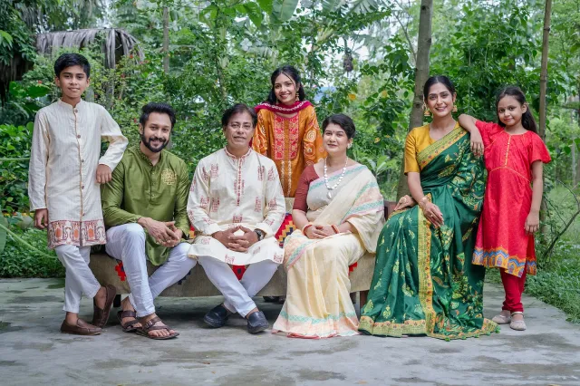 উৎসবের আমেজ নিয়ে আসা এই পোশাকে রয়েছে আধুনিকতার ছোঁয়া।