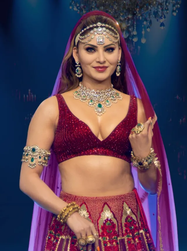 লেহেঙ্গার স্কার্টে ছিল ফুলের মোটিফ ও সোনালি জরির কারুকাজ।
