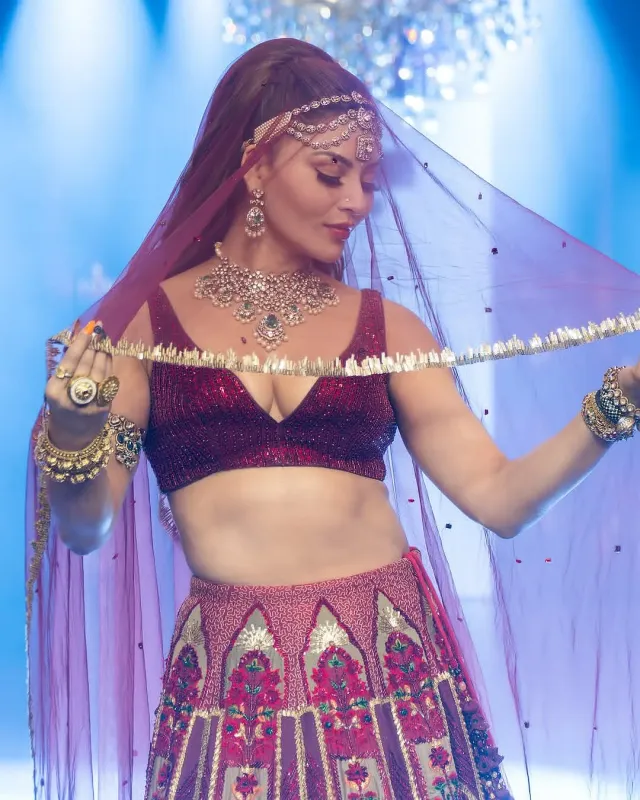 মাথায় মাথাপট্টি ও কানে ঝুমকায় উর্বশীর সাজ ছিল পরিপূর্ণ।