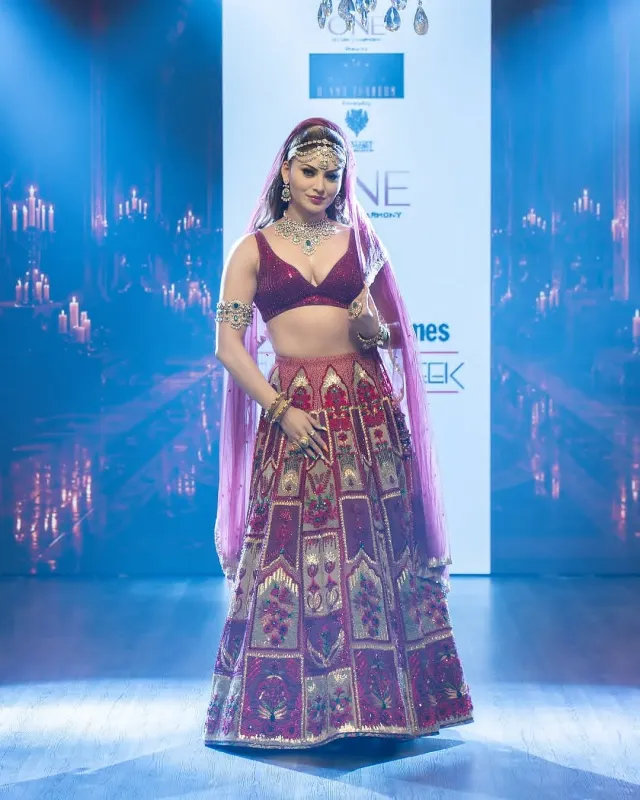 গলায় পান্না-রঙা পাথর বসানো ভারী চোকার নেকলেস।