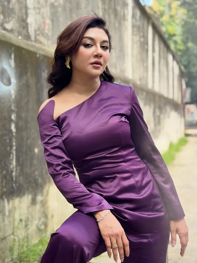 অভিনেত্রী জয়া আহসানকে মেইসন আমালি ব্র্যান্ডের বেগুনি রঙের গ্লসি স্যাটিনের জাম্পস্যুটে দেখা যাচ্ছে।