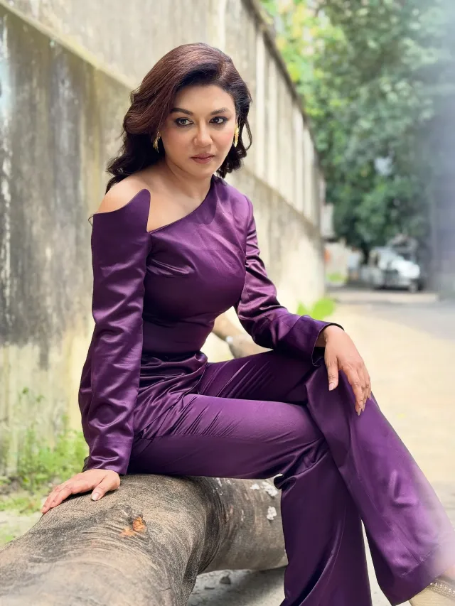 জাম্পস্যুটের একপাশের কাঁধে থাকা কাটআউট নকশাসহ ওয়ান-শোল্ডার অ্যাসিমেট্রিক নেকলাইন।