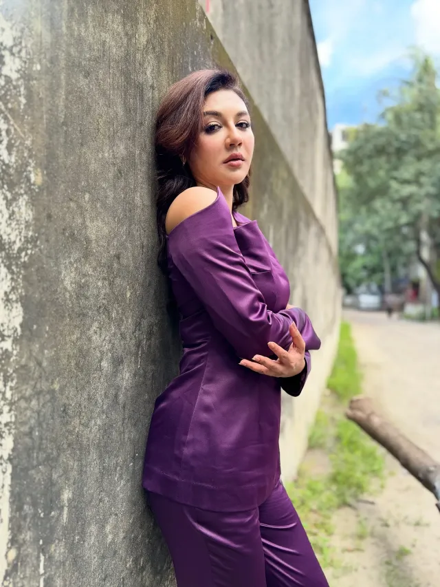 বেগুনি স্যাটিনের উজ্জ্বল টেক্সচার পোশাকে যোগ করেছে আভিজাত্যের ছোঁয়া।