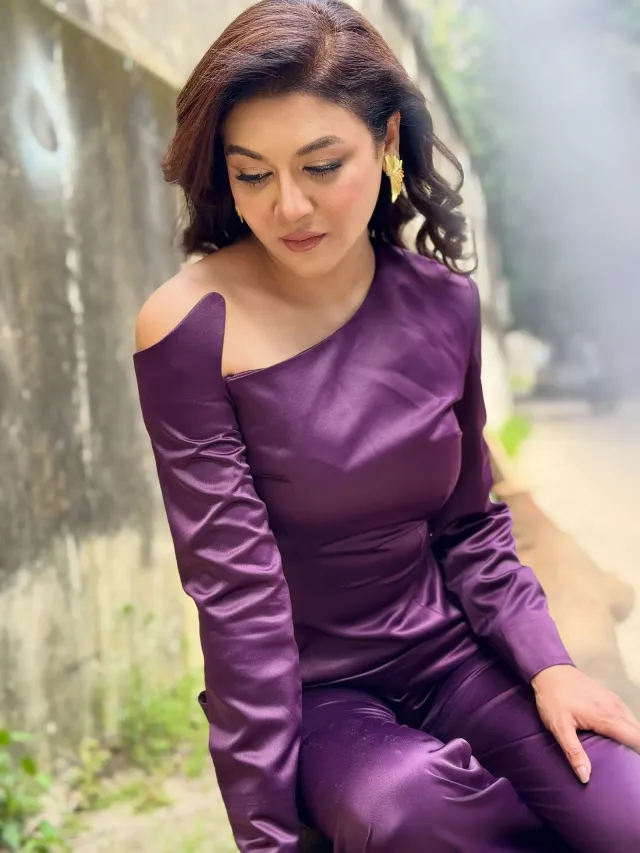 জয়া আহসান ন্যুড ও গ্ল্যাম ধাঁচের মেকআপ বেছে নিয়েছেন, চোখে সফট স্মোকি টাচ।