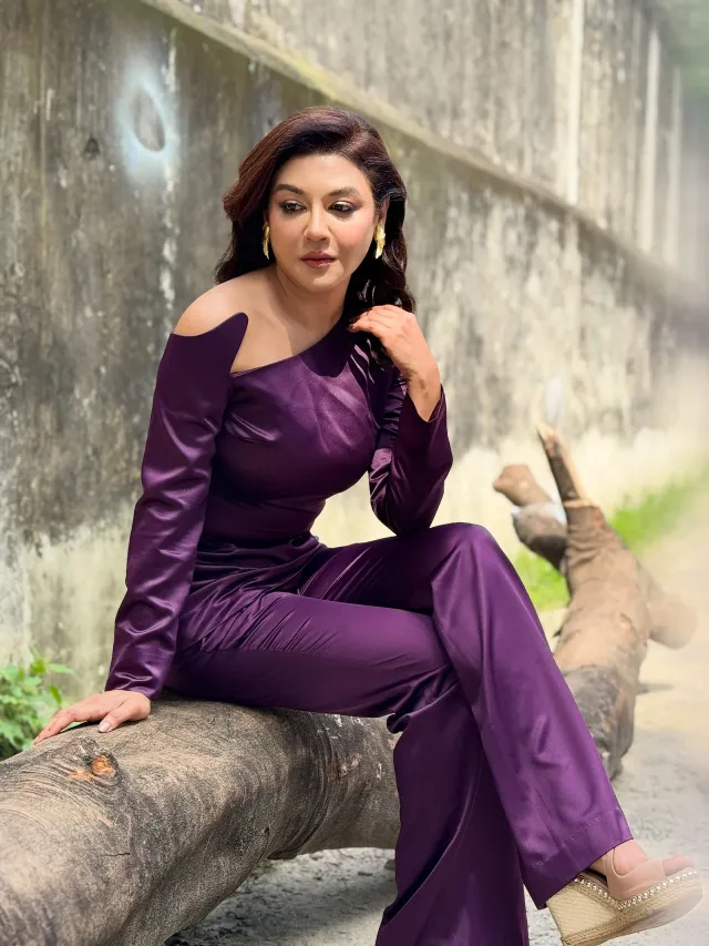 কানে মেটালিক গোল্ডেন স্টেটমেন্ট স্টাড এবং হাতে ব্রেসলেট ও আংটি পরেছেন।