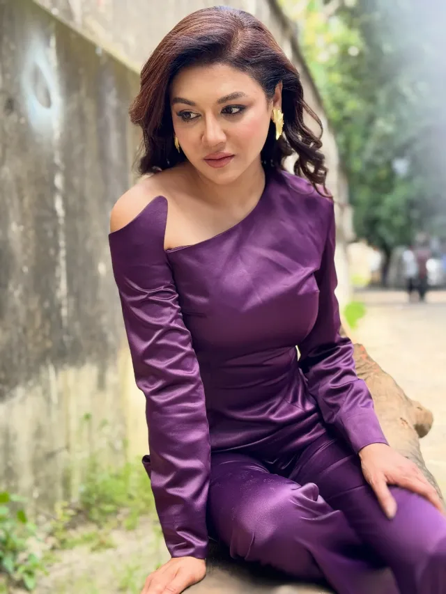 পার্পল জাম্পস্যুটের সঙ্গে মানানসই জুয়েলারি তাঁর সাজে এনেছে নিখুঁত ফিনিশিং।