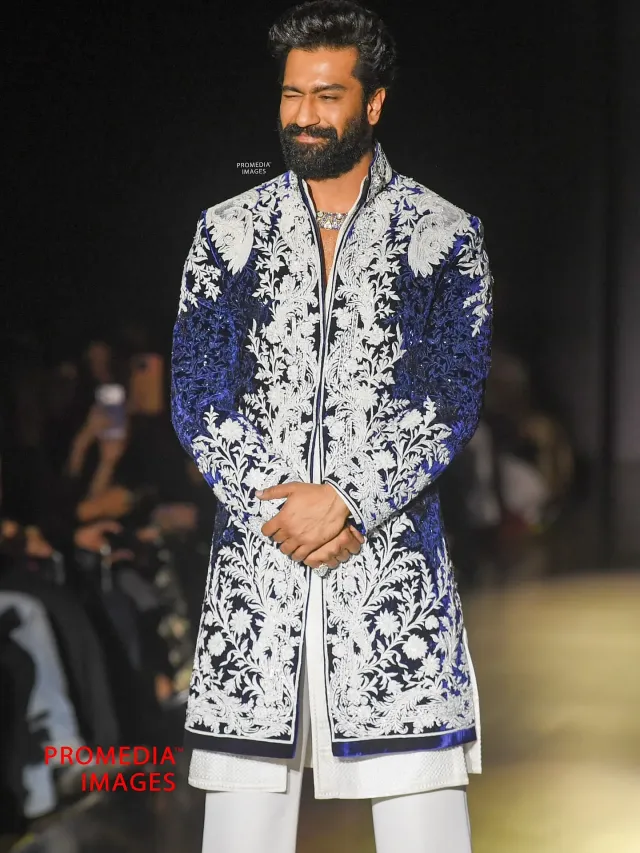 ভিকি কৌশল একটি মধ্যরাত্রি-নীল এবং আইভরি রঙের শেরওয়ানি পরেছেন।