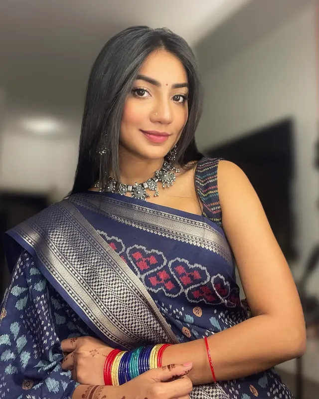 নীল ইক্কতের শাড়ির সাথে সুনেরাহর পরনে রয়েছে নীল প্রিন্টের স্লিভলেস ব্লাউজ।