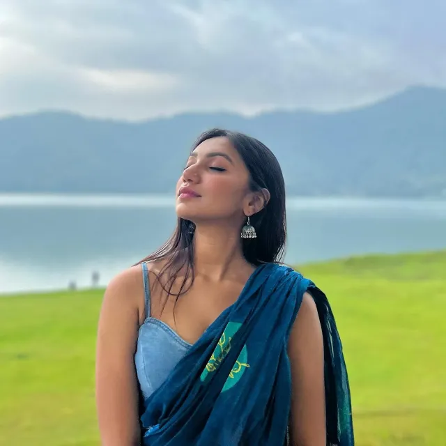 ডেনিমের ব্রালেট টপের সাথে নীল শাড়ি পরে চোখ জুড়াচ্ছেন সুনেরাহ।