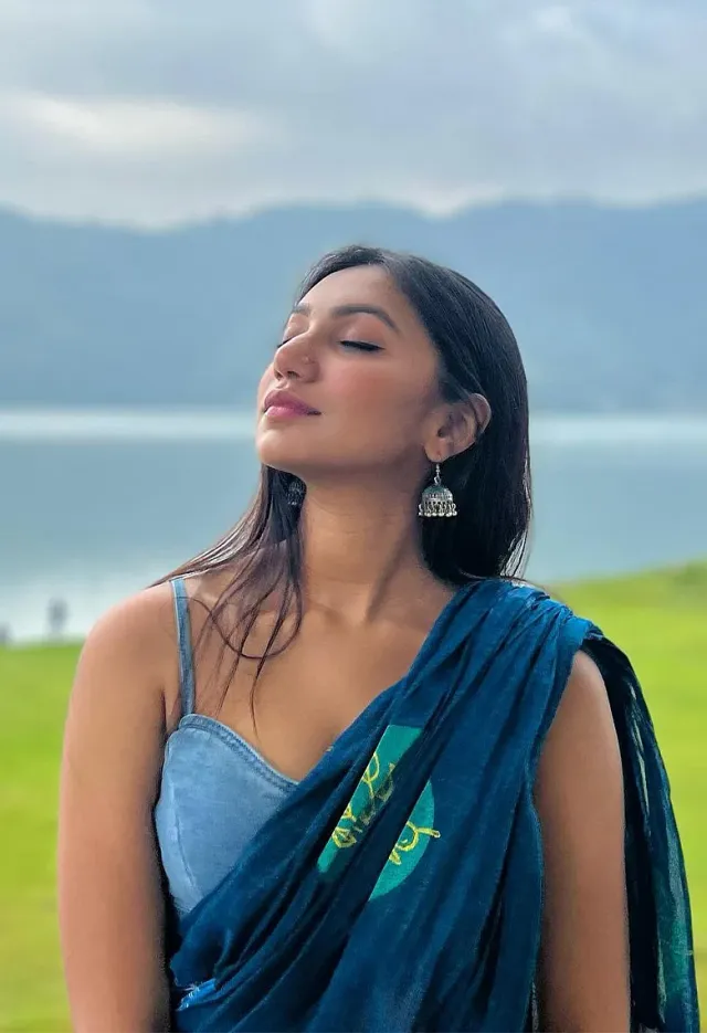 স্লিভলেস ব্লাউজে সুনেরাহ বিনতে কামালের মোহনীয় শাড়ির সাজ