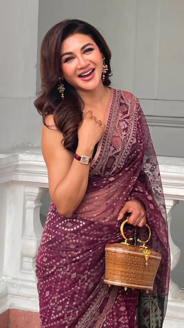 জয়া আহসানের স্নিগ্ধ পেস্টেল গোলাপি শাড়ির সাজে মুগ্ধ ভক্তরা