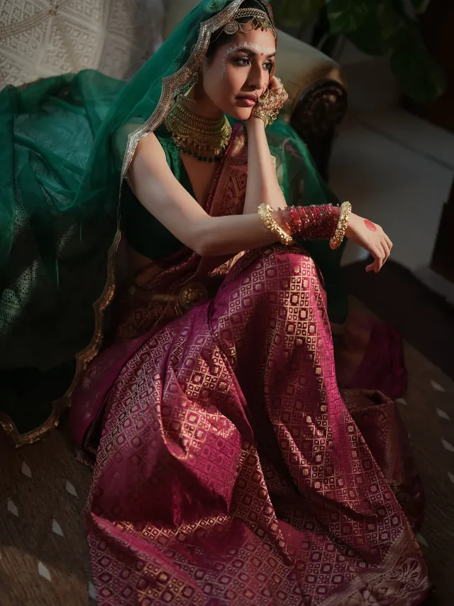 পান্না সবুজ স্লিভলেস ব্লাউজ তাঁর ঐতিহ্যবাহী সাজকে আরও আকর্ষণীয় করে তুলেছে।