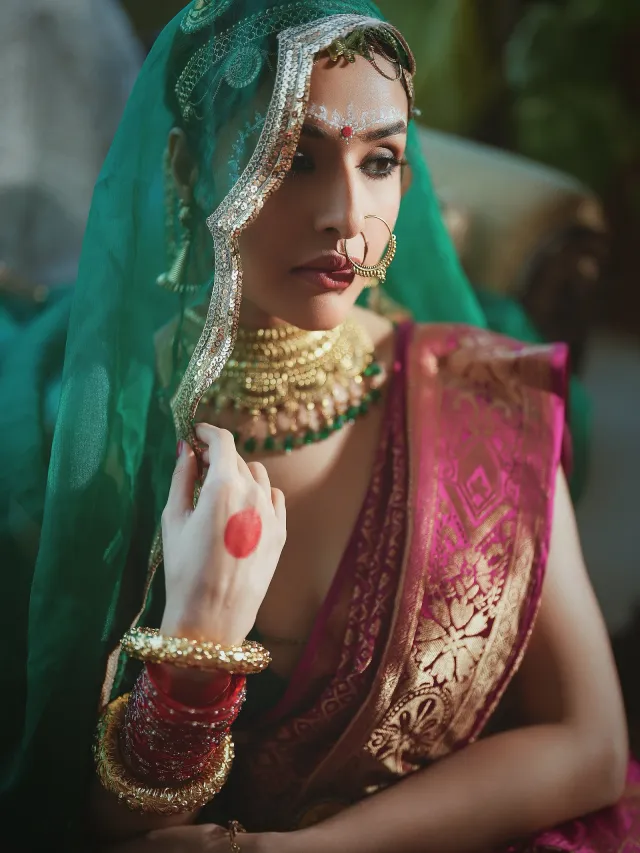মাথায় জড়ানো সবুজ ওড়নার সোনালি জরির কারুকাজ তাঁর সাজে যোগ করেছে আভিজাত্য।