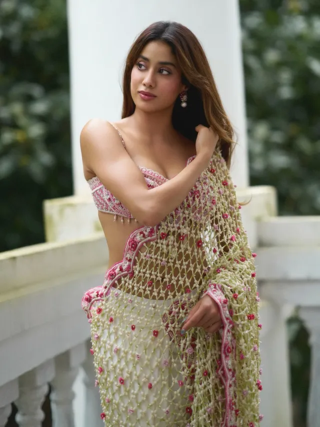 আঙুলের সাহায্যে মেকআপ ব্লেন্ড করছেন অভিনেত্রী।