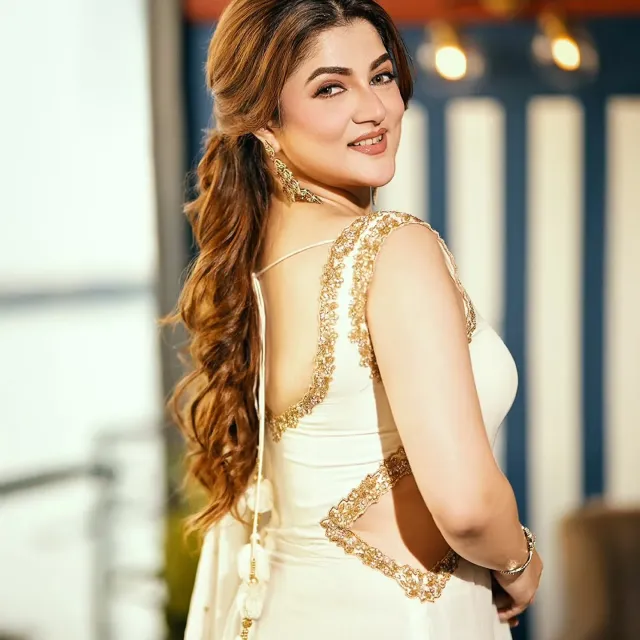 শিয়ার ফেব্রিকে তৈরি রাফল দেওয়া আঁচলের অংশ।