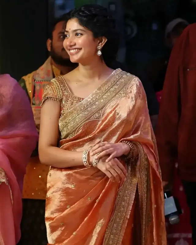 স্বাভাবিক মেকআপে সাইয়ের মুখের সৌন্দর্য আরও উজ্জ্বল হয়েছে।