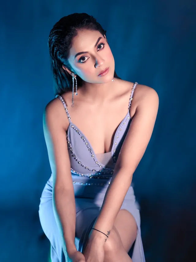 অভিনেত্রী ল্যাভেন্ডার রঙের একটি স্লিট গাউন পরেছেন, যার ডিপ নেকলাইন ও থাই-হাই স্লিট তাকে আরও আকর্ষণীয় করে তুলেছে।
