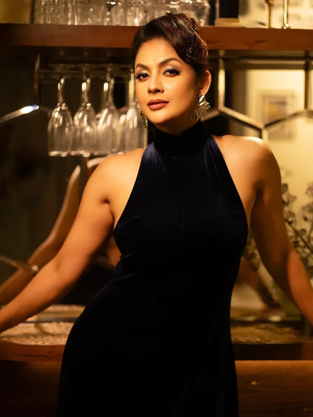 গভীর নেভি ব্লু ভেলভেট গাউনে সুন্দরী সৈরিতী, সঙ্গে হাই বান হেয়ারস্টাইল।