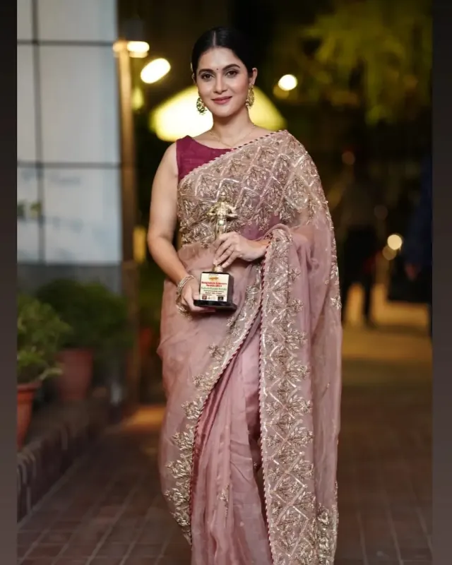 জমকালো মভ শাড়ি ও মেরুন বোটনেক স্লিভলেস ব্লাউজে সেজেছেন মিথিলা।