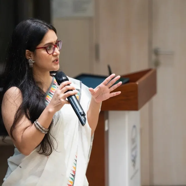 ব্র্যাক বিশ্ববিদ্যালয়ে টেম্পল পাড়ের সাদা তাঁতের শাড়ি, স্লিভলেস ব্লাউজ ও হালকা গয়নায় মিথিলা।