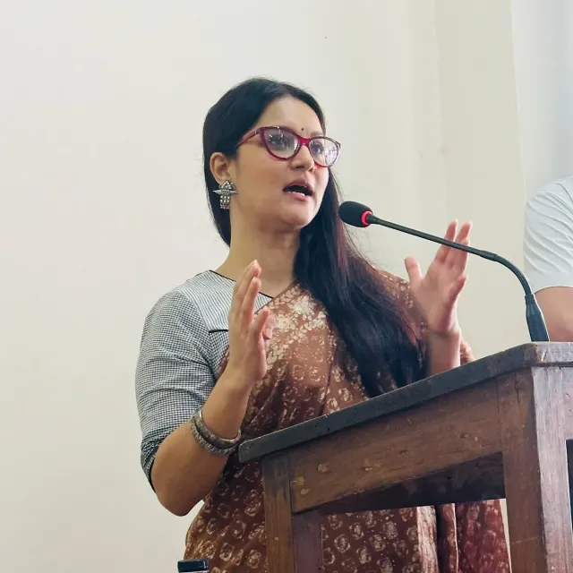 খয়েরী ব্যাচারাল ডাই শাড়ি ও সাদা-কালো ব্লাউজের সাথে ছোট টিপ ও অক্সিডাইজড গয়না পরেছেন মিথিলা।