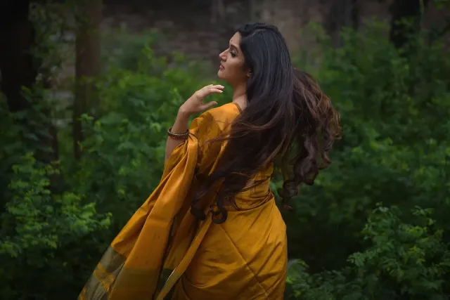 মাস্টার্ড রঙের তাঁতের শাড়িতে খোলা চুলে আকর্ষণীয় রূপে মিথিলা।
