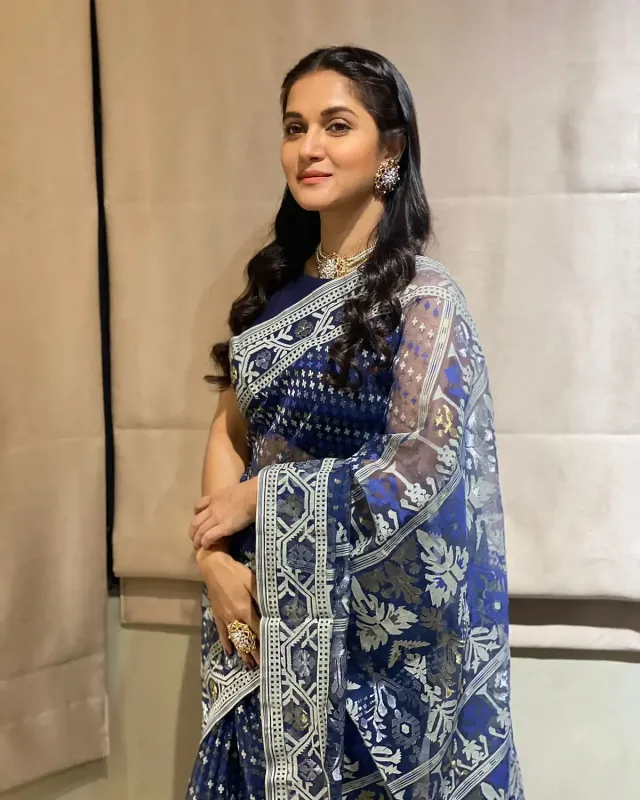 নীল তাঁতের শাড়ির সঙ্গে সফট কার্লস চুলে ও ট্রেন্ডি ফ্যাশন জুয়েলারিতে মিথিলা।